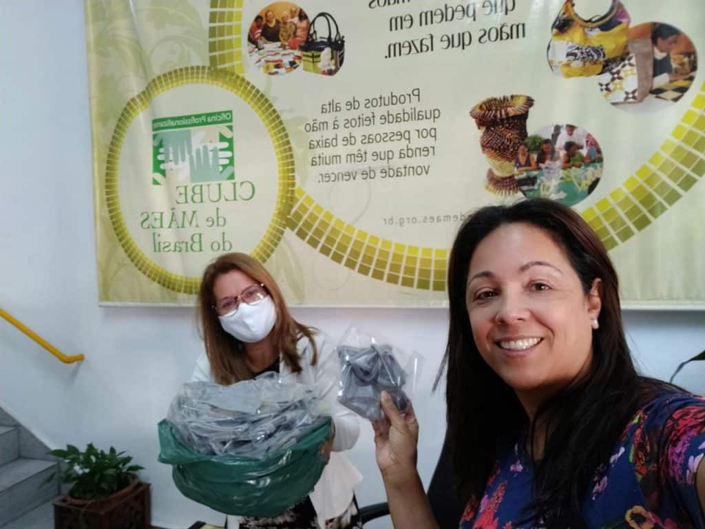 100 máscaras entregues a Eliza e equipe na ONG Clube de Mães do Brasil